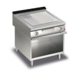 Elektrisk stekhäll BARON Q70SFTV/E825 med slät & 1/3 räfflad kromat stekplatta, på öppet stativ, 800x700mm, 10,8kW